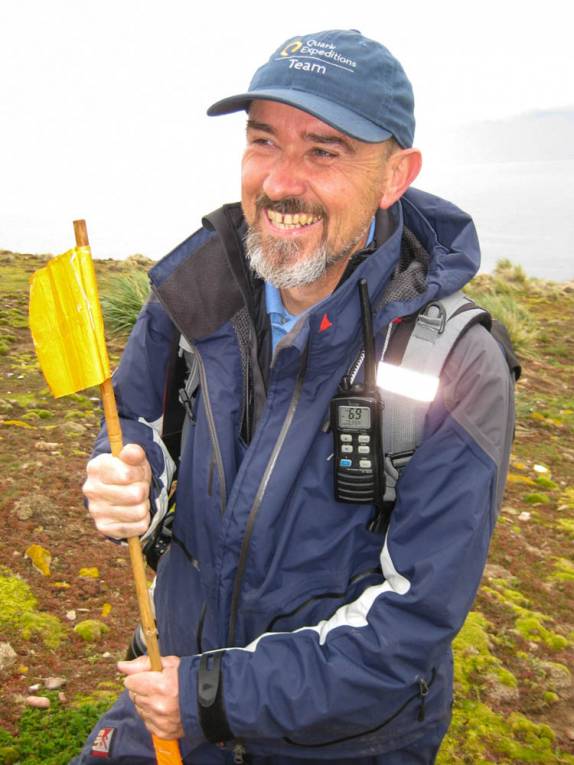 Com tantos pássaros a sua volta, o Jim, ornitologista do Sea Spirit, só poderia estar sorrindo! (em Steeple Jason, no noroeste das Ilhas Malvinas)